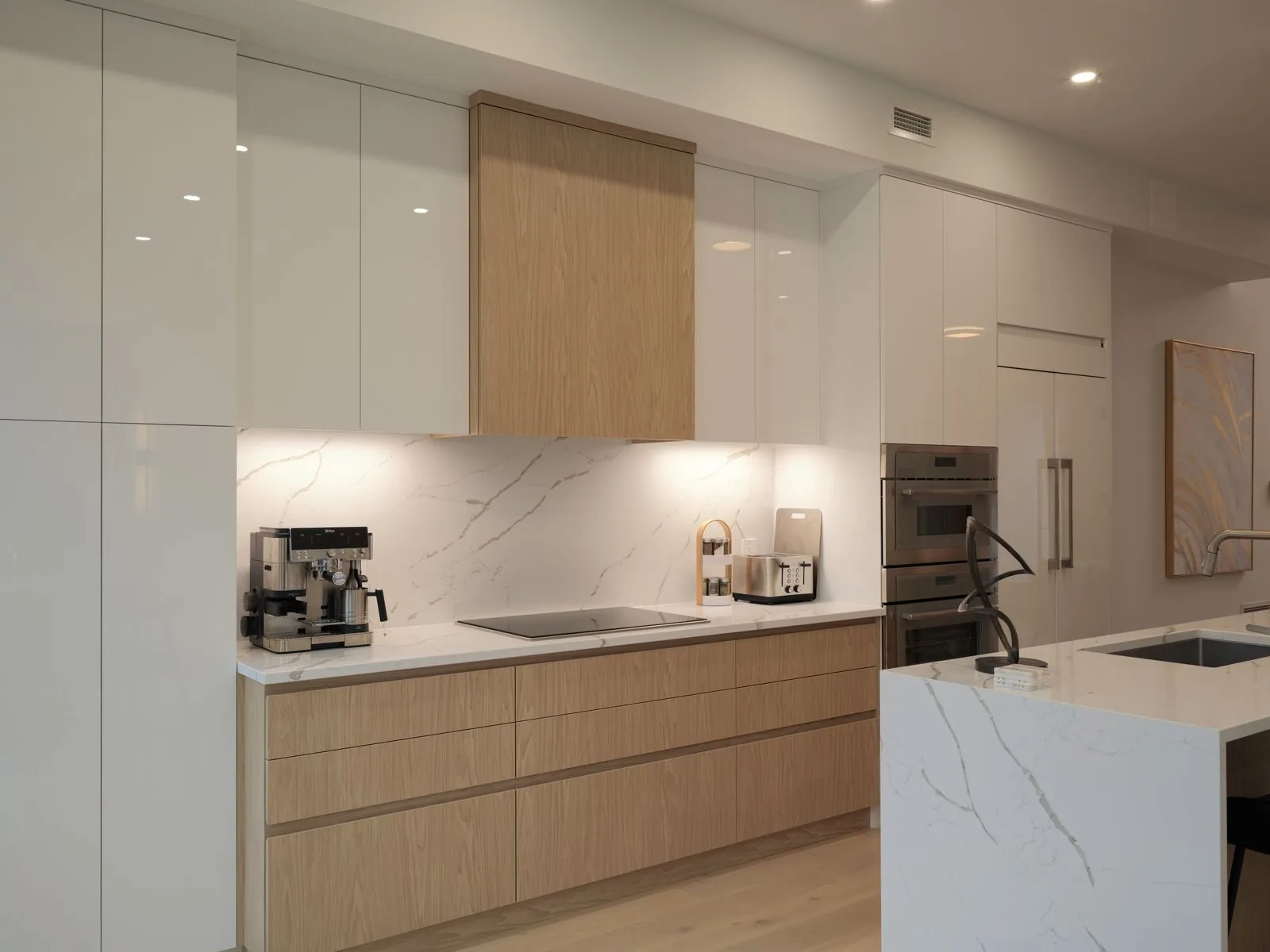 Design inspiration: modern oak-and-white kitchen with a cooktop and built-in oven